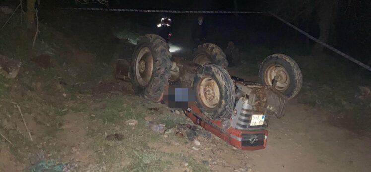 Manisa'da devrilen traktörün altında kalan sürücü hayatını kaybetti
