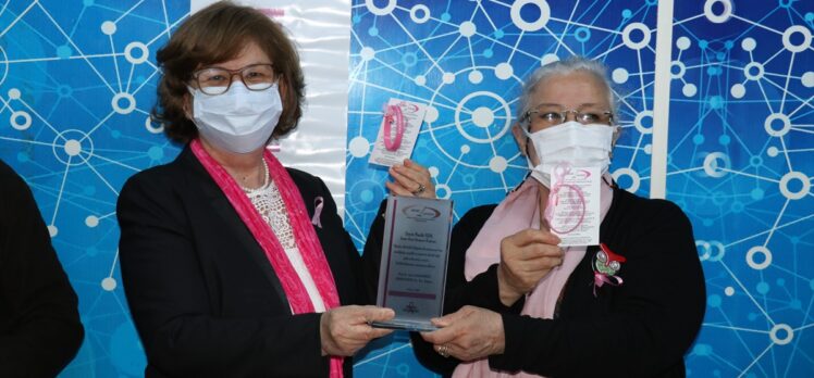 İzmir'de koltuk altı lenf bezi alınan meme kanseri hastaları için pembe bileklik