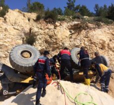 Mersin'de devrilen iş makinesinin operatörü hayatını kaybetti