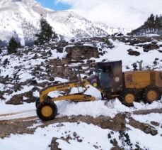 Mersin'in yüksek kesimlerinde kar nedeniyle kapanan yollar açıldı