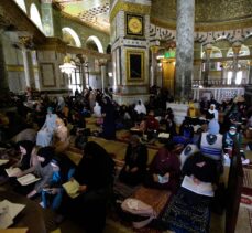Mescid-i Aksa'da kılınan ramazanın ikinci cumasına 60 bin kişi katıldı