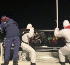 Muğla'da denizde sürüklenen lastik bottaki 13 düzensiz göçmen kurtarıldı