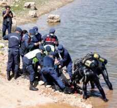 Muğla'da park halindeyken el freni çekilmeyince baraja düşen kamyonetteki kadın öldü