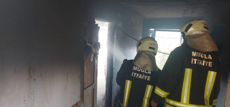 Muğla'da yanan evde mahsur kalan kişi kurtarıldı