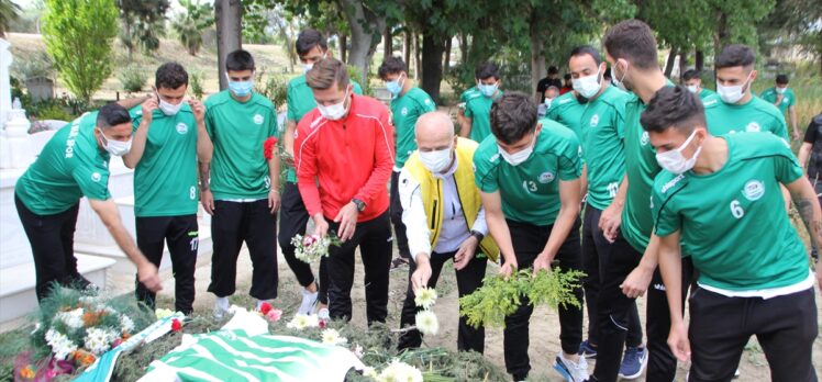 Serik Belediyesporlu futbolcular, vefat eden kulüp başkanı Ali Aksu'nun mezarını ziyaret etti