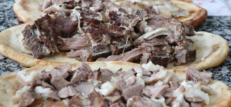 Siirt'in tescilli lezzeti büryan kebabı paket servisle iftar sofralarına lezzet katıyor