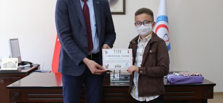 Sivas'ta diş çektirme korkusunu yenen ilkokul öğrencisine “kahramanlık belgesi” verildi