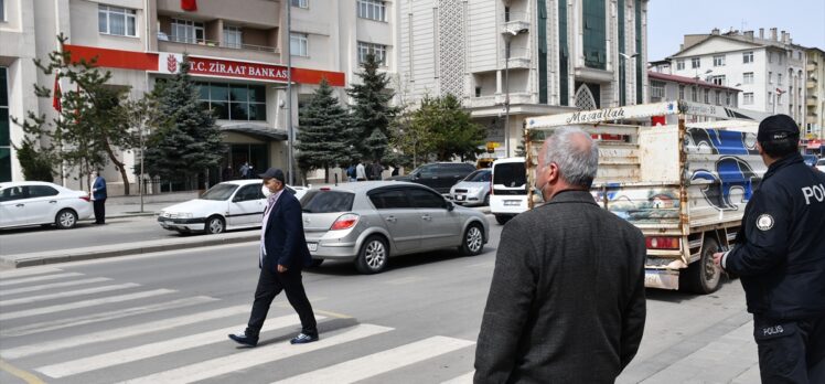 Sivas'ta karantinada olması gereken Kovid-19 temaslısı bankada yakalandı