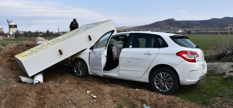 Sivas'ta reklam tabelası üzerine devrilen otomobildeki iki kişi yaralandı
