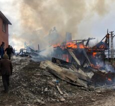 Sivas'ta yanan ahşap ev kullanılamaz hale geldi