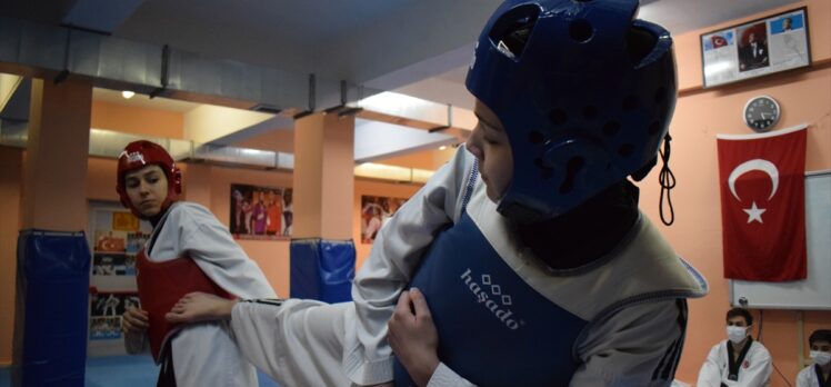 Tekvando antrenörü Hakan öğretmen okulun bodrum katında milli sporcular yetiştiriyor
