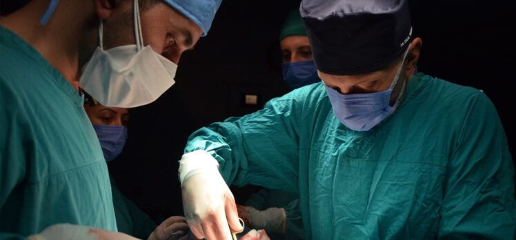 Trabzon'da Kovid-19 tedavisinin ardından soluk borusu darlığı yaşayan kadın ameliyatla sağlığına kavuştu