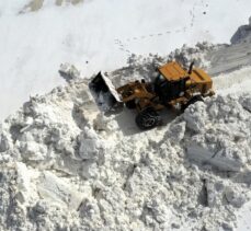 “Turizm cenneti Nemrut Krater Gölü”ne ulaşım için ekiplerin karla mücadelesi sürüyor