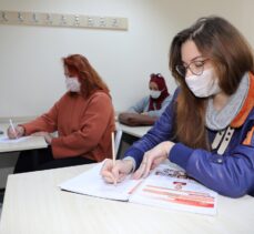 Turizm kenti Antalya'da yaşayan yabancılar, belediye kurslarında Türkçe öğreniyor