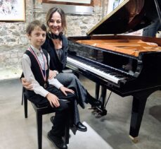 Türk piyanistler 11 yaşındaki Nisan ile 10 yaşındaki İrfan, Romanya merkezli yarışmada birincilik elde etti