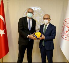 TVF Başkanı Üstündağ, Hazine ve Maliye Bakanı Elvan'ı ziyaret etti