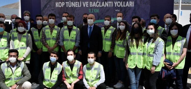 Ulaştırma ve Altyapı Bakanı Karaismailoğlu, Kop Tüneli şantiyesinde incelemelerde bulundu: