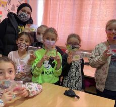 Üniversiteli gençler Kuzey Makedonya’daki çocuklara kendi ürettikleri oyuncaklı sabunları dağıttı
