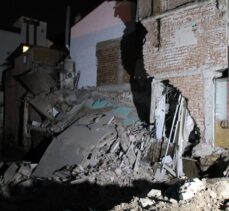 Uşak'ta temel kazma çalışması sırasında hasar gördüğü için boşaltılan iki katlı bina çöktü