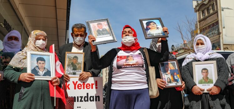Van'da çocuklarının dağa kaçırılmasından HDP'yi sorumlu tutan aileler eylem yaptı