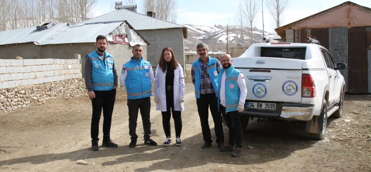 Van'da sağlık çalışanları kırsal mahalleleri dolaşarak yaşlıların Kovid-19 aşılarını yapıyor