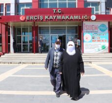 70 yaşında nüfus cüzdanına kavuşan Ercişli Vesile Taştan'ın ilk işi resmi nikah kıymak oldu