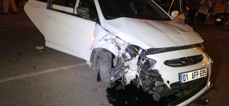 Adana'da otomobil iki motosikletle park halindeki araca çarptı: 3 yaralı