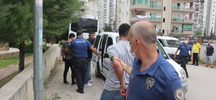 Adana'da polisin “dur” ihtarına uymayarak kaçmaya çalışan 5 şüpheli cami avlusunda yakalandı