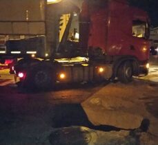 Adana'da tekerleği yolda oluşan çukura düşen tır, çekiciyle kurtarıldı