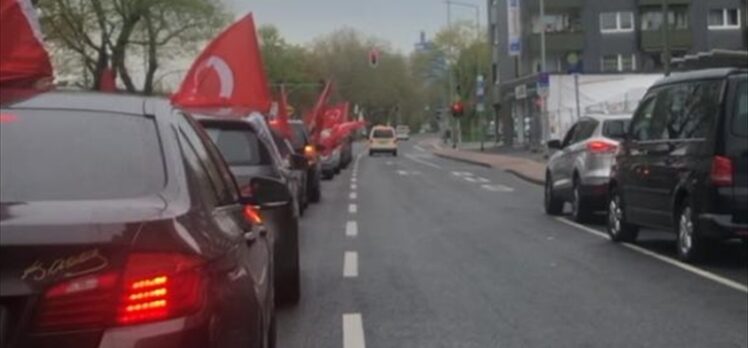 Almanya'da polis şiddeti Duisburg'da oluşturulan araç konvoyuyla protesto edildi