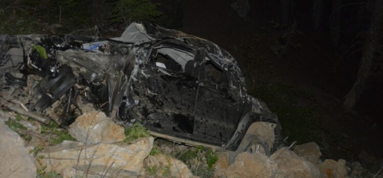 Antalya'da kamyonet uçuruma yuvarlandı: 1 ölü, 1 yaralı