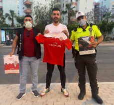 Antalyaspor'dan, bayram mesaisindeki polis ve sağlık çalışanlarına forma hediyesi