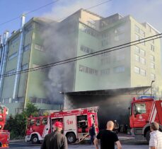 Arnavutköy'de bir fabrikada çıkan yangına itfaiye ekipleri müdahale ediyor