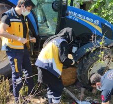 Balıkesir'de evinin bahçesinde traktörün altında kalan kadın hayatını kaybetti