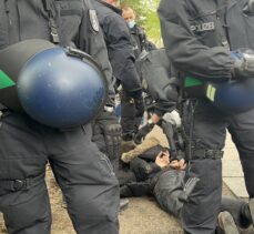 Berlin’de Alman hükümetinin Kovid-19 salgınında izlediği politika protesto edildi