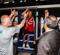 İzmir'de Beşiktaş taraftarları şampiyonluğu kutladı