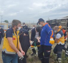 Bursa'da işçileri taşıyan servis aracı devrildi: 1 kişi öldü, 20 kişi yaralandı