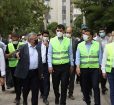 Çevre ve Şehircilik Bakanı Kurum, İzmir'de depremzedeler için yapılan konutlarda incelemelerde bulundu