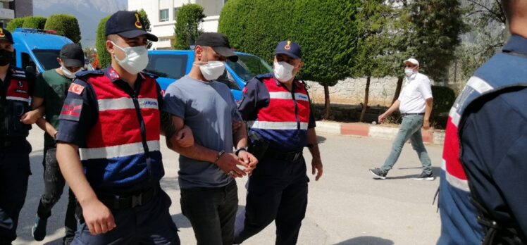 Denizli'de kendilerini polis olarak tanıtarak dolandırıcılık yaptıkları suçlamasıyla 3 şüpheli yakalandı