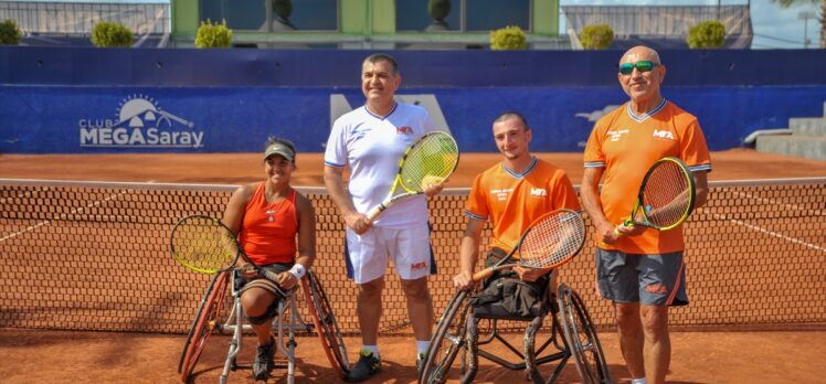 Dışişleri Bakan Yardımcısı Kaymakcı, Antalya'daki tekerlekli sandalye tenis turnuvasında gösteri maçı oynadı