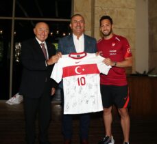 Mevlüt Çavuşoğlu ve Mehmet Muharrem Kasapoğlu, A Milli Futbol Takımı'nı ziyaret etti