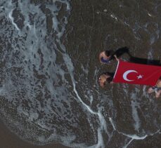 Düzce'de denizde Türk bayrağı açan gençler “19 Mayıs”ı coşkuyla kutladı