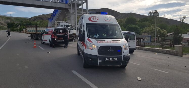 Erzincan'da kamyon ile hafif ticari araç çarpıştı: 2 yaralı
