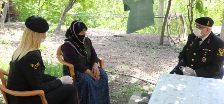 Erzurum'da jandarmadan şehit annesine Anneler Günü sürprizi