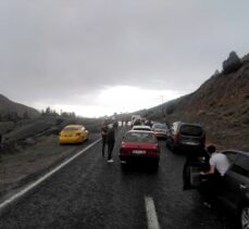 Erzurum'da sağanak trafiğin aksamasına neden oldu