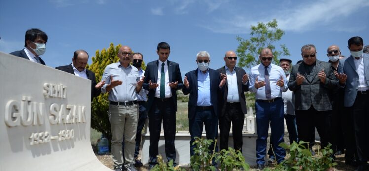 Eski Gümrük ve Tekel Bakanı Gün Sazak, Eskişehir'de kabri başında anıldı