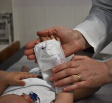 Evlat sahibi kadın doktorlardan hasta çocuklara “anne şefkati”