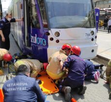 Fatih'te tramvayın çarptığı yaya yaralandı