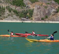“Gençlik Haftası” Borçka Barajı gölünde kano gösterisiyle kutlandı