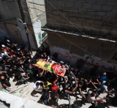İsrail güçlerinin işgal altındaki Batı Şeria'da vurarak öldürdüğü Filistinli genç defnedildi